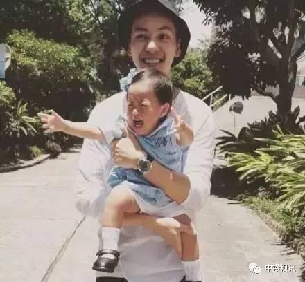 吃瓜抱着小孩,守护幼小心灵