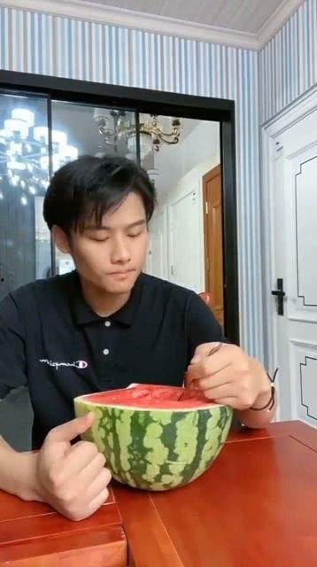 大杨哥吃热瓜,一场味蕾与视觉的盛宴