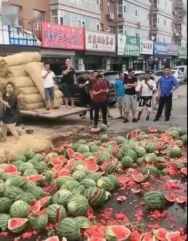 龙城广场吃瓜事件,一场引发热议的街头冲突纪实