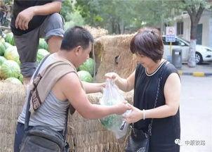 瓜农请朋友吃瓜,朋友共享甜蜜时光